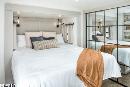 Model Z 3100 Fifth Wheel Bedroom