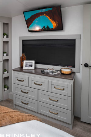 Model Z 3100 Fifth Wheels Dresser