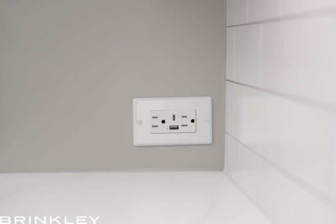 Outlets w/ USB/USB-C Charing