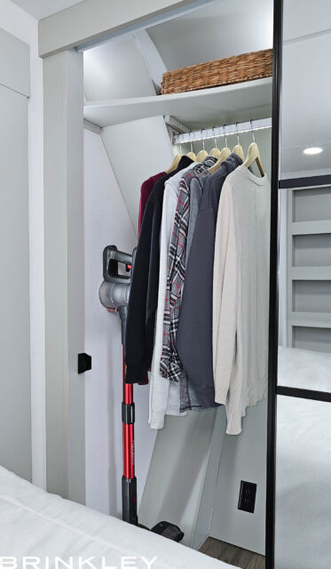 Brinkley RV Model Z 3100 Fifth Wheels Int Bedroom Closet 094808