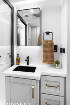 Model Z 3100 Fifth Wheel Bathroom Vanity